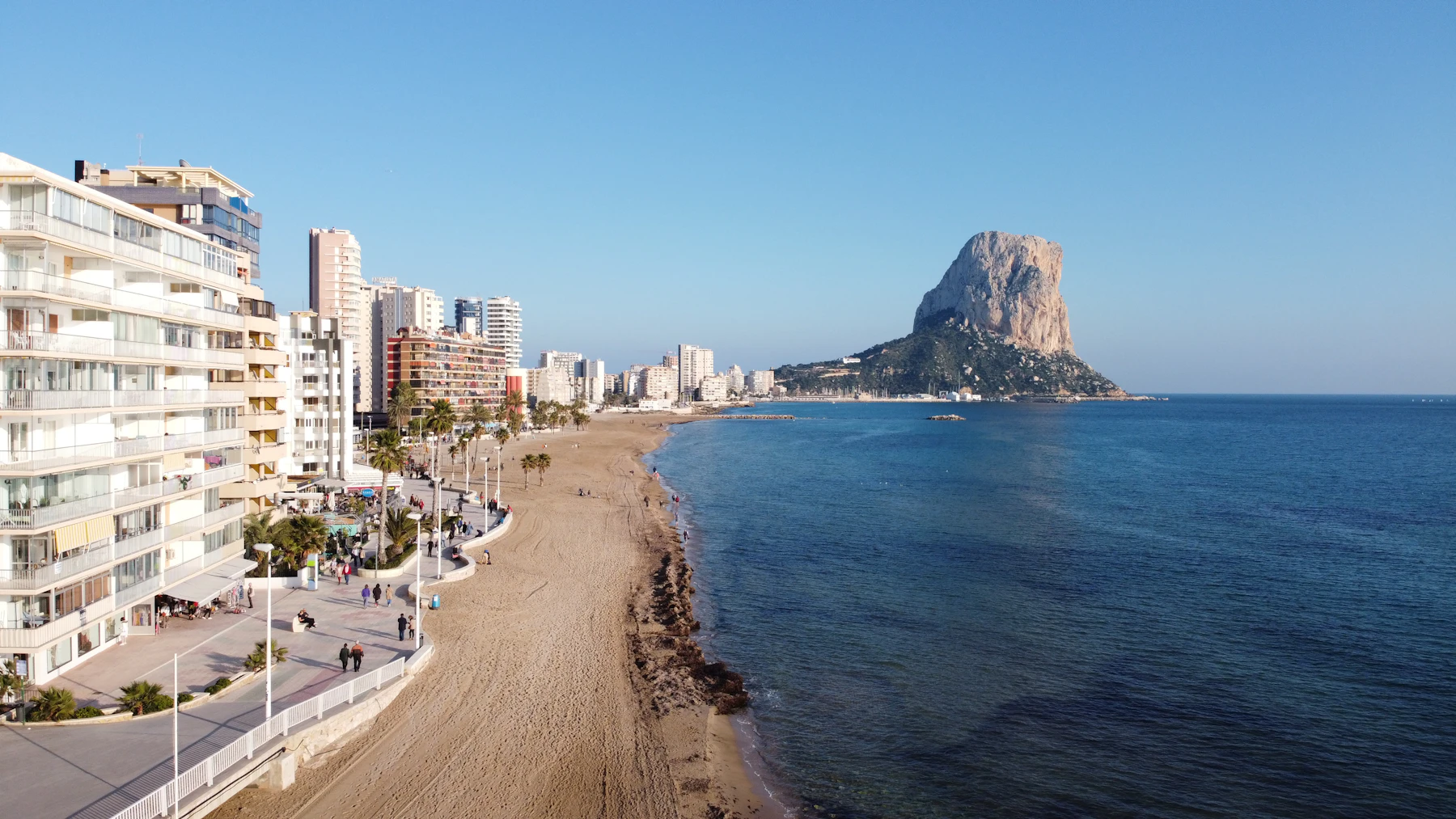 Playa con un peñón al fondo
